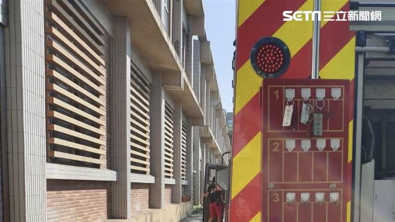 木柵高工辦公室竄火煙　24警消急射水灌救
