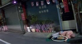 男子喝醉路倒，躺大馬路，人腿分離，義肢，路人嚇壞報警（圖／翻攝畫面）