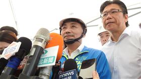 侯友宜：市政工作永不停歇新北市長侯友宜（前右2）16日上午視察成蘆大橋瓶頸路段改善工程，會後接受媒體聯訪表示，新北市政工作永不停歇，以及市府團隊會緊盯進度，全力以赴。中央社記者王鴻國攝  112年5月16日