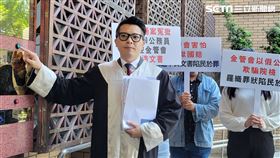 ▲TDR爭議，鄒官羽委任律師楊舜麟赴北檢具狀對金管會提告。（圖／記者楊佩琪攝）