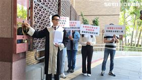 ▲TDR爭議，鄒官羽委任律師楊舜麟赴北檢具狀對金管會提告。（圖／記者楊佩琪攝）