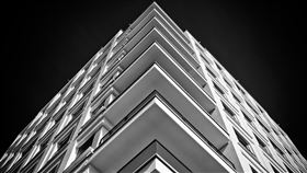 高樓,陽台,欄杆(翻攝自 Pixabay)