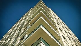 高樓,陽台,欄杆(翻攝自 Pixabay)