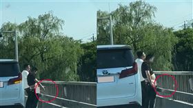北京男橋上違停！「就地解放」畫面曝光　小粉紅氣炸：連狗都不如。（圖／翻攝自微博）