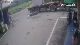 過路口疑未減速！騎士撞曳引車險遭輾過