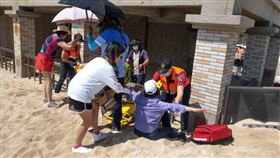 首頁 / 社會
澎湖賞日出涼亭2樓護欄倒塌 5人受傷送醫
2023/5/17 11:17（5/17 11:40 更新）
澎湖湖西鄉菓葉村涼亭護欄17日上午傳出倒塌，有5名民眾受傷，澎湖消防局出動救護送醫。（澎湖消防局提供）中央社 112年5月17日