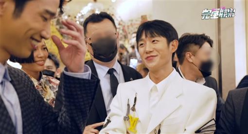 莫莉不只強拉IU　伸手亂戳丁海寅網全怒了