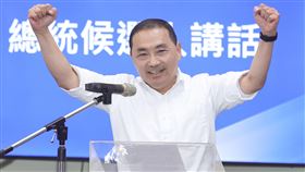 代表國民黨選總統  侯友宜喊「再次讓政黨輪替」國民黨17日宣布徵召新北市長侯友宜代表參選2024總統，侯友宜致詞時高喊要再次讓政黨輪替、團結勝選，現場氣氛熱烈。中央社記者謝佳璋攝  112年5月17日