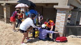 澎湖國家公園涼亭護欄倒塌，造成5人受傷送醫。（圖／翻攝畫面）