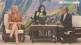 行政院長陳建仁今（17）日接見英國前首相特拉斯（Liz Truss）。（圖／記者盧素梅攝影)