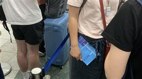 網友到日本遊玩，發現後方女遊客拿著「英語作業」。（圖／翻攝自路上觀察學院）