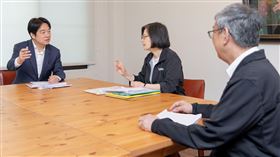 副總統賴清德晚間在臉書貼出一張他跟總統蔡英文、行政院長陳建仁同桌商議事情的照片，他說，我們討論的事情，大都不是流量很高的話題。（圖／翻攝自賴清德臉書）