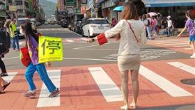 導護老師短裙露美腿！出沒地被神出　網暴動：報名當志工
「爆廢公社」臉書