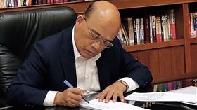 蘇貞昌曝光當年，審查同婚專法前的手寫信，「希望民進黨的立法委員們再陪我勇敢一次」。（圖／翻攝自蘇貞昌臉書）