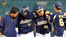 ▲曾頌恩傷退，彭政閔去扶他。（圖／中信兄弟球團提供）