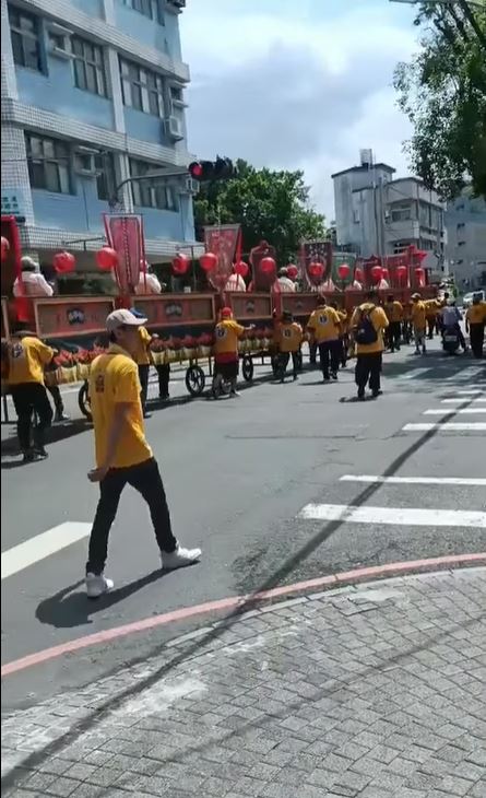 原po在路上遇到宮廟遶境。（圖／翻攝自臉書社團「宜蘭知識+」）