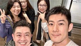 施易男公開與大學朋友在工作室的合照，一邊回憶青春時光。（圖／翻攝自施易男臉書）