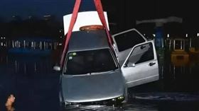 大陸廣東一名已經十年沒摸過方向盤的奶奶堅持要開車，最後在回家途中的一座小橋突然失控，加速掉進了河裡，一家五口全死亡。（圖／翻攝百度）