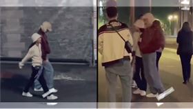 甜蜜蜜！V與JENNI巴黎牽手　零偽裝被拍（圖／翻攝自推特）