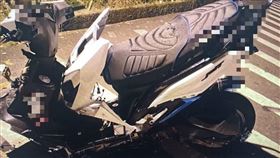太平，長龍路，改裝機車車禍，男大生，撞壞機車被洗劫，拆光輪框、零件（圖／翻攝畫面）