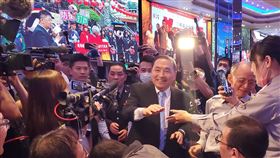 侯友宜出席民力聯合布達典禮（3）新北市長侯友宜（中）17日獲國民黨徵召參選2024總統，下午出席新北市民力任務隊聯合布達典禮活動，向現場義警、義交及民防人員致意，現場雖未出現高喊「凍蒜」等選舉口號，但參與人員爭相握手，場面熱烈。中央社記者王鴻國攝 112年5月17日