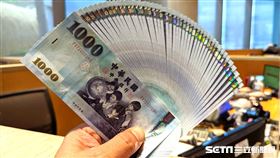 台幣 新台幣 千元 百元 薪水 鈔票 財運 錢 紙鈔　領錢　數鈔,點鈔,發大財,賺錢,算錢,現金 （圖／記者戴玉翔攝影）