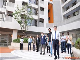 參與2022年度新北住都中心業務營運績效評鑑的專家學者群，對中心年度推動成果一致表示肯定。(圖/新北住都中心提供)