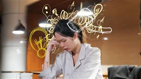 31歲的楊小姐，去年9月確診新冠肺炎後，身體各方面出現不適，有長新冠的現象，甚至出現嚴重腦霧。圖中非當事人。（圖／台北慈濟醫院提供）