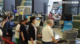 桃機停電！「 機票刷不了、安檢機器當機」出國旅客（圖／翻攝畫面）
