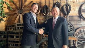 外交部常務次長俞大㵢午宴總統當選人貝尼亞，就雙方共同關切議題交換意見。（圖／外交部提供）