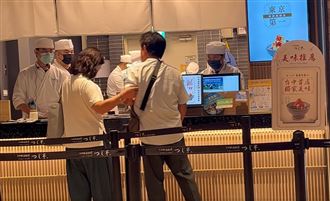 傻眼！Lalaport男奧客飆罵店員凹吃免費