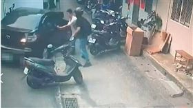 ▲毒販販毒遭逮，竟拒檢輾壓警車，警對其左前輪連開4槍。(圖／翻攝畫面)