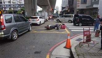 違規右轉撞飛外送員　女車主嗆1句惹怒網