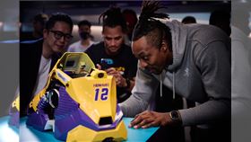 ▲酷碼科技贈送霍華德（Dwight Howard）球鞋造型電腦主機。（圖／酷碼科技提供）