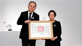史哲代頒總統褒揚令  表彰朱銘對台雕塑藝術貢獻文化部長史哲（左）18日代表總統頒贈褒揚令，表彰朱銘對台藝術貢獻，由朱銘夫人朱陳富美女士（右）代表受贈。（文化部提供）中央社記者趙靜瑜傳真  112年5月18日