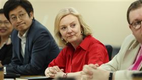 前英國首相特拉斯拜會立院外委會前英國首相特拉斯（Liz Truss）（中）18日拜會立法院外交及國防委員會，與朝野立委對談。中央社記者王飛華攝  112年5月18日
