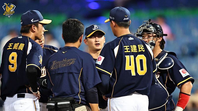 吳哲源肩膀無力緊急退場　有無傷勢要觀察