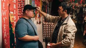 《尋鹿》找來導演黃信堯（右）跟知名網紅「大蛇丸」（左）飾演聖誕樹宅配工人。（圖／台北電影節提供）