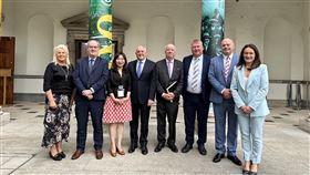 陳靜敏愛爾蘭國會演說  女性護理師身分受矚目立法委員陳靜敏（左3）17日應邀在愛爾蘭國會演說。愛爾蘭國會友台小組主席、眾議員麥金尼斯（左4）指出，陳靜敏的女性護理師身分提醒愛爾蘭國會多元專業背景與性別平衡的重要性。（駐愛爾蘭代表處提供）中央社記者陳韻聿倫敦傳真  112年5月18日