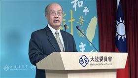 陸委會副主委兼發言人詹志宏主持例行記者會陸委會副主委兼發言人詹志宏18日主持陸委會例行記者會。詹志宏在記者會上表示，曾經來台就讀的陸生張海川涉及多起恐嚇案件，地檢署已經發布通緝，警方也透過兩岸共同打擊犯罪協議機制請陸方協助查緝和告誡、約束當事人，目前尚未得到對方回覆。中央社記者李雅雯攝  112年5月18日