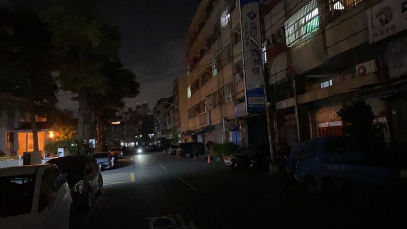 新／鳳山整條街路燈全暗！台電回應了