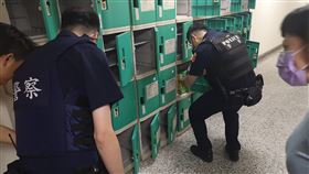 中大收到炸彈恐嚇信  警方搜索檢查中央大學18日下午收到不明電子信件，指稱在女生宿舍及其他場館放置遙控炸彈，校方雖研判是惡作劇，但仍不敢輕忽，立即啟動緊急應變措施，警方獲報也到場協助搜索，過程中一度在一處置物櫃發現可疑紙盒，但拆開後僅有1本原文書，最終未發現危險物品。（警方提供）中央社記者葉臻傳真  112年5月18日