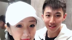 馬如龍女兒黃詠琪（右）弔唁兒子黃博鈞（圖／翻攝自臉書）