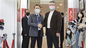 上海訪團拜會台北市政府（3）中國上海市台辦副主任李驍東（前右）20日上午拜會台北市政府，並與台北市政府副祕書長王秋冬（前左）握手合影。中央社記者趙世勳攝  112年2月20日