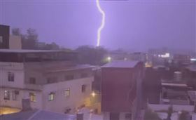 閃電,打雷,桃園,氣象局（圖／翻攝台灣颱風論壇｜天氣特急臉書）
