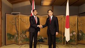 英日廣島協議：台海和平是國際安全不可或缺一部分英國首相蘇納克（左）與日本首相岸田文雄（右）18日在廣島一家餐館舉行晚餐會談，會後發布「廣島協議」，其中提到台海和平是國際安全不可或缺一部分。（英國首相府提供）中央社記者陳韻聿倫敦傳真  112年5月19日