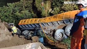 國3砂石車衝落邊坡　駕駛受困救出仍不治（圖／翻攝畫面）