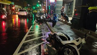 賓士男駕車疑路滑飄移　擊落路邊22機車