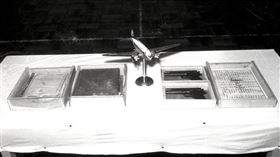 ▲搜救人員在飛機殘骸中發現手槍。（圖／CTWANT）