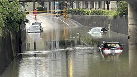 中和街地下道,淹水,轎車（圖／翻攝自戴錢來臉書）
